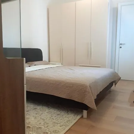 Beograd /slavija - Fontana 70 M2 *